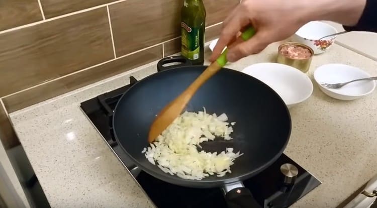 Friggere la cipolla sott'olio.
