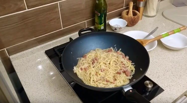 Lisää muhennos sipuliin ja sitten pasta.