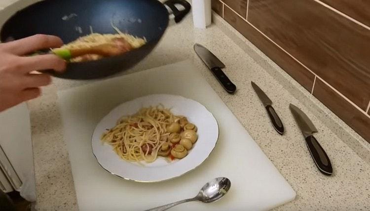 In effetti, tutti possono cucinare la pasta con lo stufato in padella.