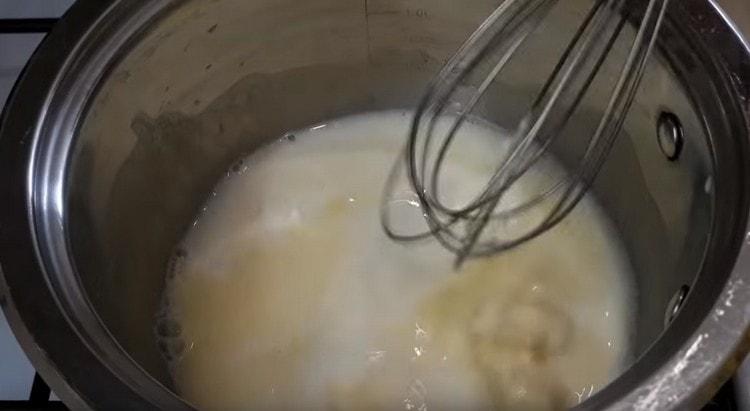 Wir erhitzen Milch mit Butter.