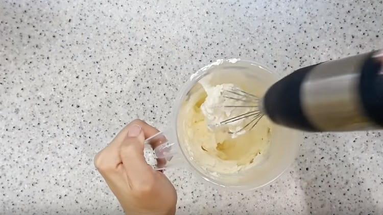 Sbattere la crema di cocco con un mixer.