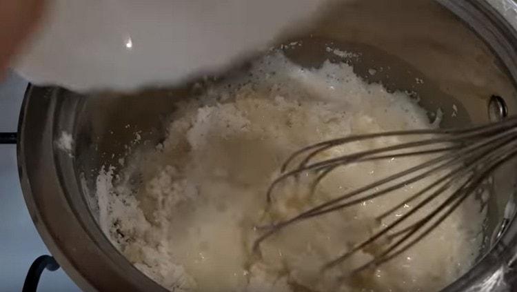 Изсипете брашно във врящата течност.