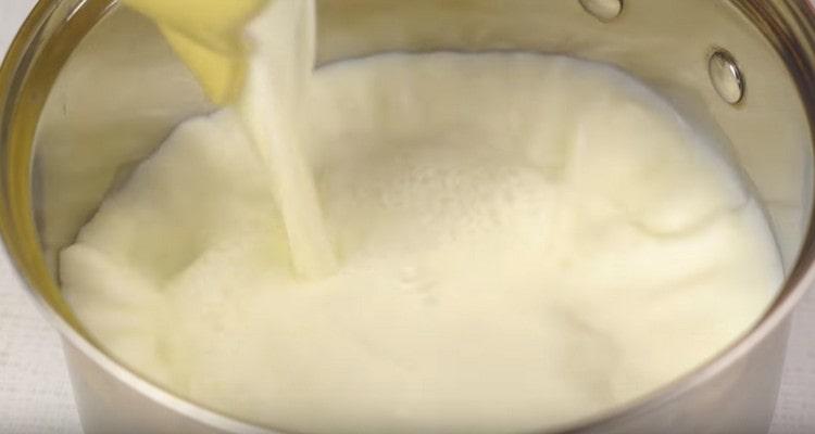 versare il resto del latte nella padella.