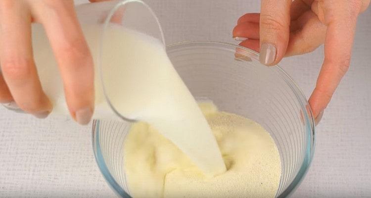 Gießen Sie Grieß mit einem Glas kalter Milch.