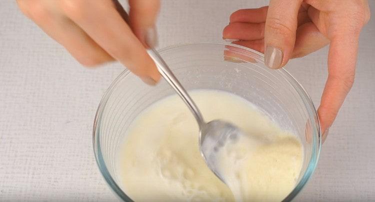 Mescolare la semola con il latte.