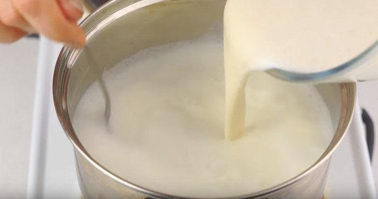 Gießen Sie die flüssige Basis in kochende Milch.