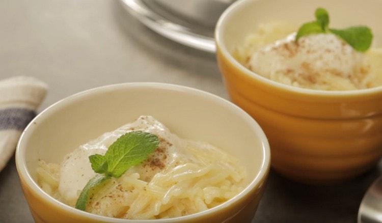 I noodles al latte appariranno più appetitosi se lo decorerai con una foglia di menta.
