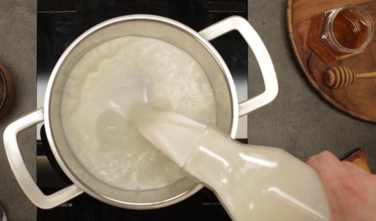 Öntsön tejet a serpenyőbe.