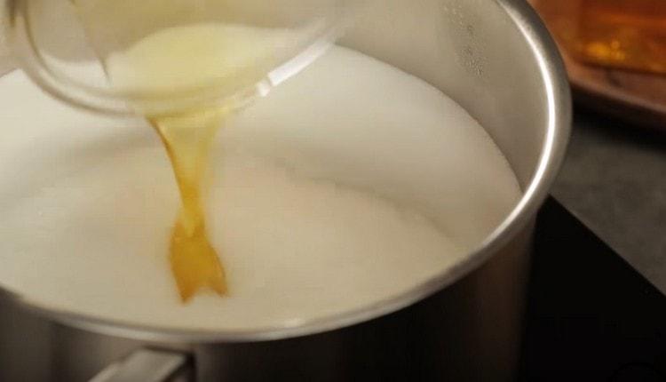 Fügen Sie der Milch eine Prise Salz und Honig hinzu.