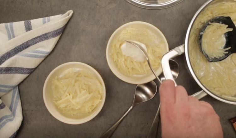 Distribuire un cucchiaio di panna montata sopra le tagliatelle.
