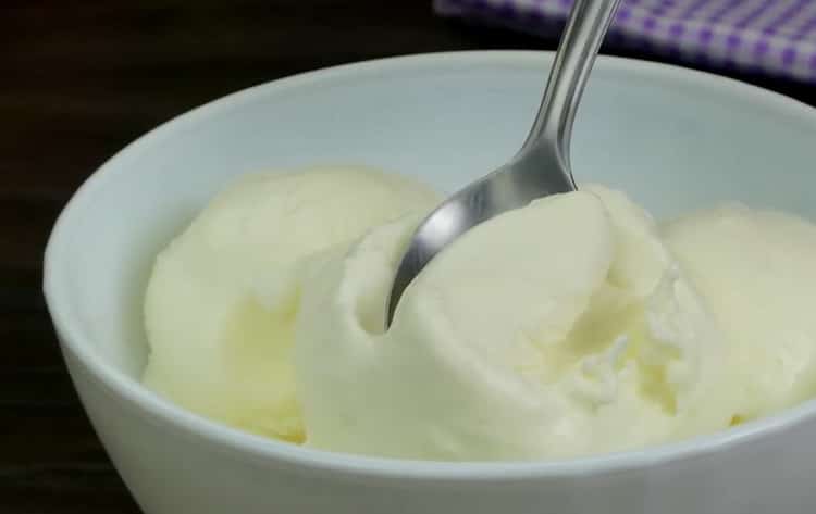 Gelato in una gelatiera secondo una ricetta graduale con foto