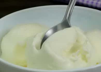 Egy finom és finom fagylalt receptje egy fagylaltkészítőben 🍨