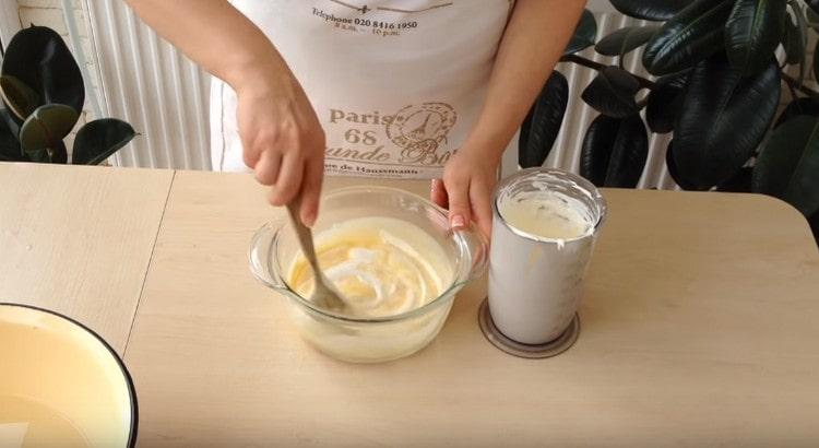 Dahan-dahang mag-inject ng whipped cream sa isang naka-cool na cream.