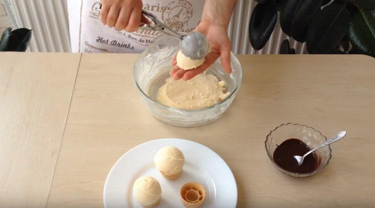 Hotovou zmrzlinu rozložíme do vaflových pohárků nebo krémů.