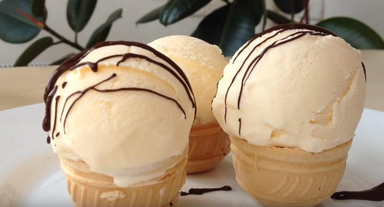 Ang homemade ice cream sundae ay maaaring opsyonal na ibuhos sa tsokolate.