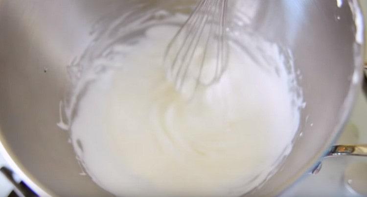 Vesihauteessa valmistetaan proteiineja, kunnes sokeri on täysin liuennut.