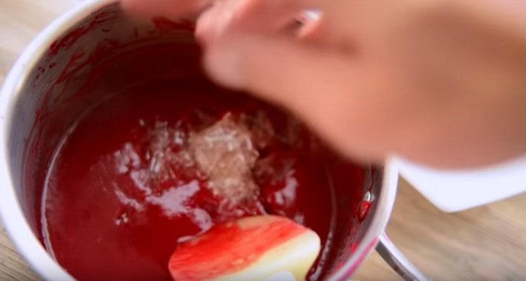 Ilipat ang gelatin sa raspberry puree.