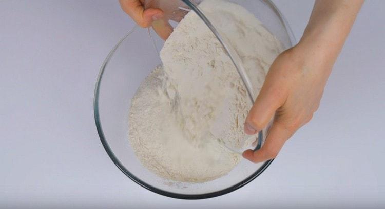 Изсипете част от брашното към течните компоненти.