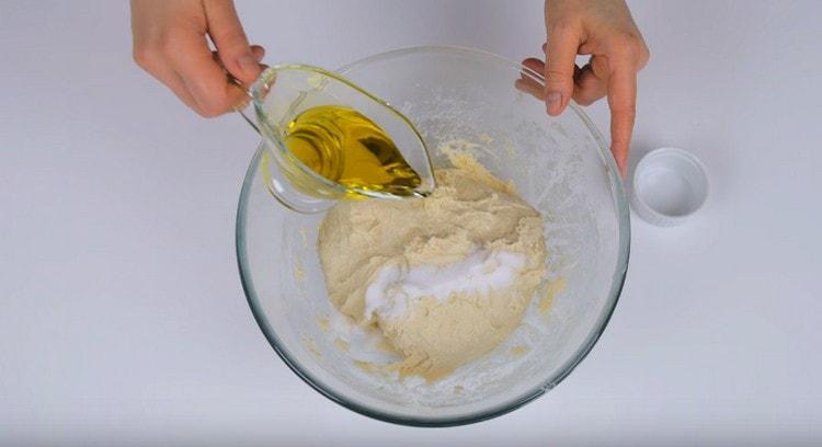 Do těsta přidejte sůl a olivový olej.