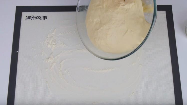 Преместваме приближеното тесто върху повърхност, поръсена с брашно.