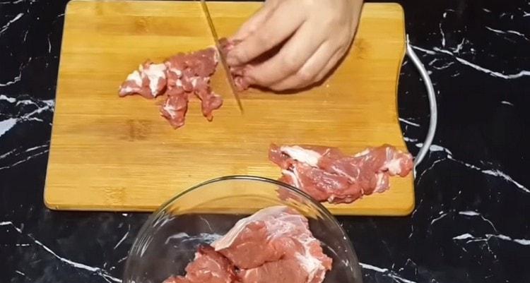 Jehněčí maso nakrájejte na malé kousky.