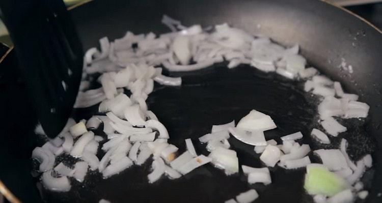 Friggere la cipolla in una padella fino a quando è morbida.