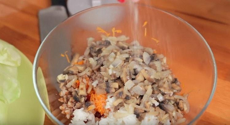 Aggiungi i funghi con le cipolle al ripieno, mescola.