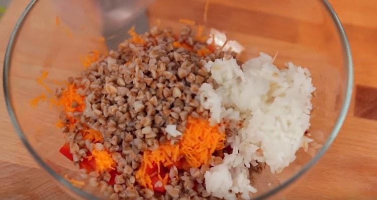 Į pjaustytas daržoves sudėkite grikius ir ryžius.
