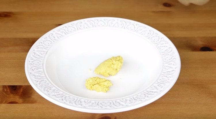 В чиния за сервиране сложете лъжица дресинг от горчица и жълтък.