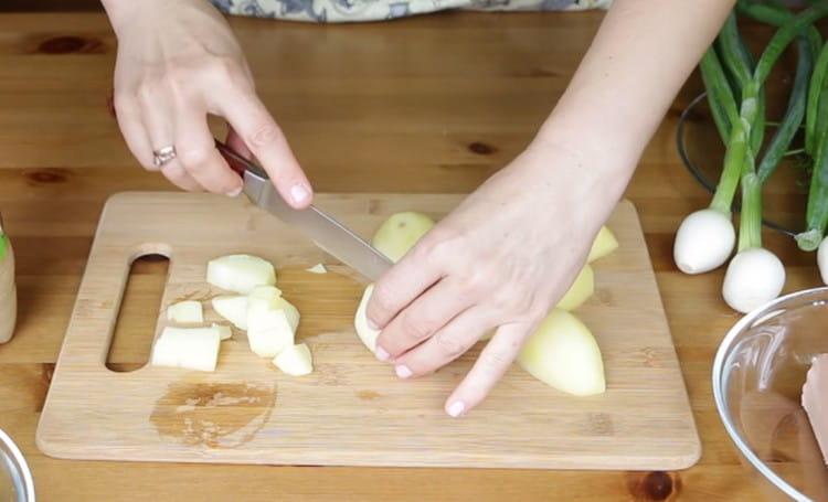 Taglia le patate bollite a dadini.