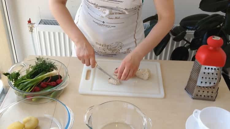 Πώς να μαγειρέψετε okroshka σύμφωνα με μια απλή συνταγή με μια φωτογραφία