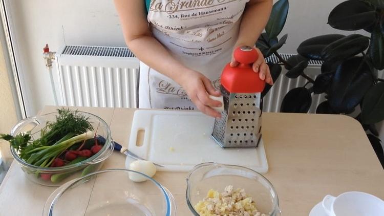 Az okroshka főzéséhez reszeljük a tojást