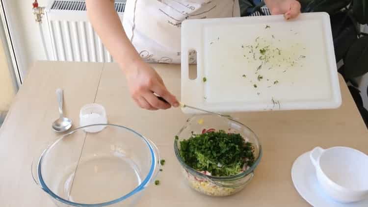 Az okroshka főzéséhez apróra vágjuk a zöldeket
