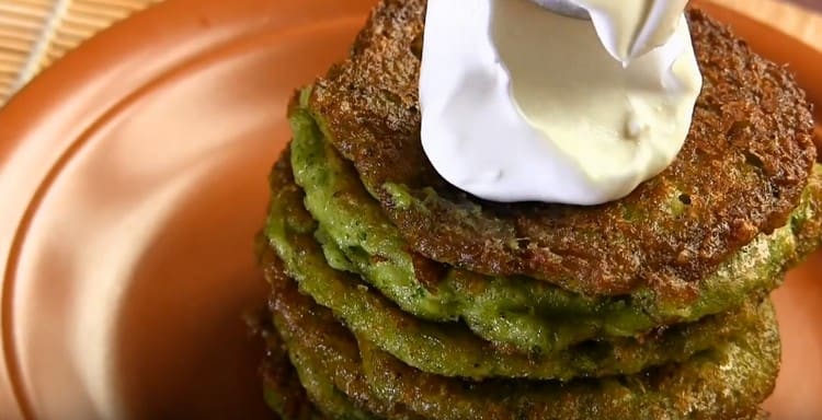 Brokkoli-Pfannkuchen mit Sauerrahm und Joghurt servieren.