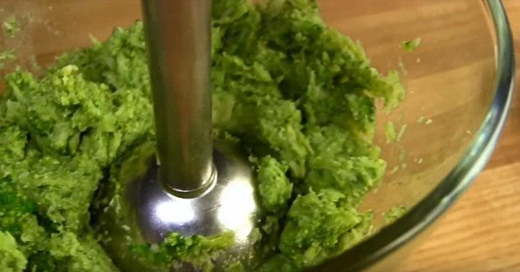 Usando un frullatore, macina i broccoli con purè di patate.