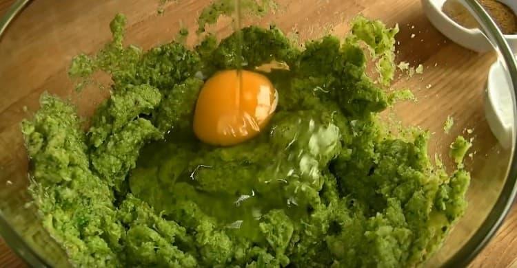 Κτύπησα το αυγό στη μάζα του λάχανου.