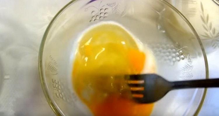 Salare e sbattere leggermente la massa di uova con una forchetta.