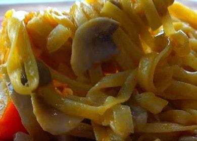 Herkullinen pasta kermaisessa kastikkeessa, sienillä: keitetyt kuvan mukaan reseptin mukaan.