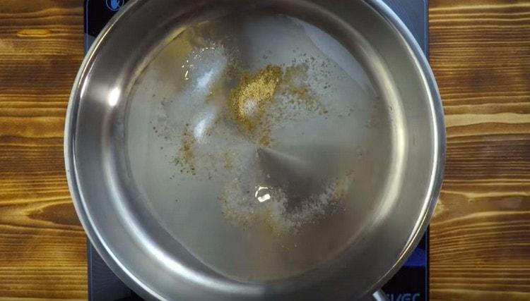 Versare immediatamente sale e pepe nella padella nell'olio.