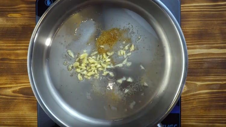 Rozetřete nasekaný česnek v oleji.