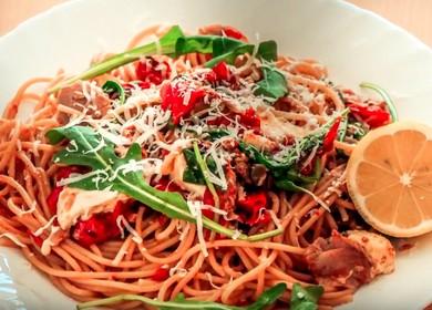 Tuoksuva italialaistyylinen pasta tonnikalaa, suolakurkkua, tomaattia ja kaprista: keitetyt kuvan mukaan reseptin mukaan.