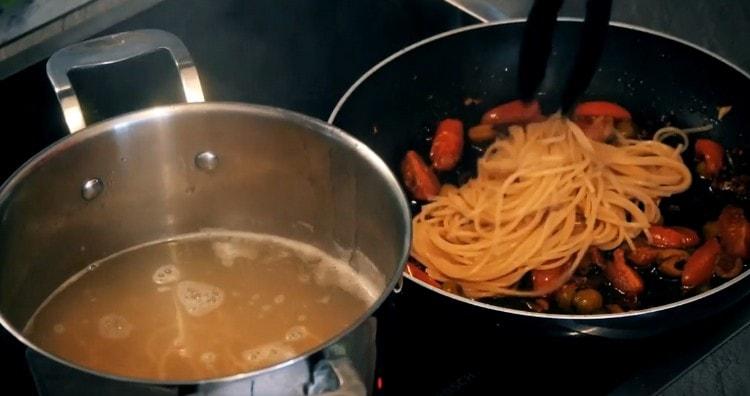 Posuneme téměř připravené špagety do pánve.