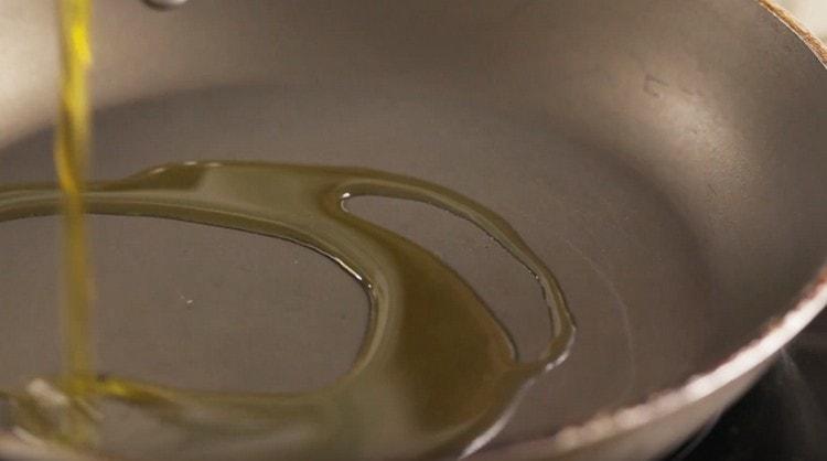 Gießen Sie Olivenöl in die Pfanne.