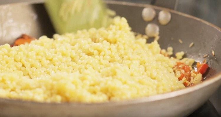 Diffondiamo il couscous alle verdure.
