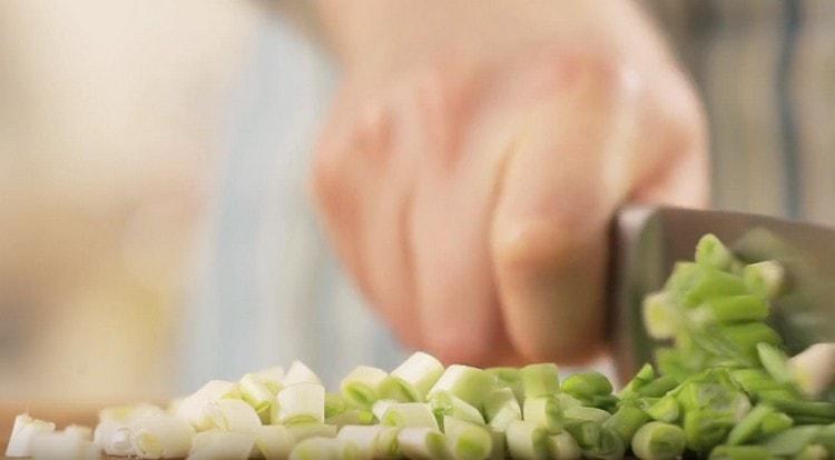 Нарежете пресен зелен лук.
