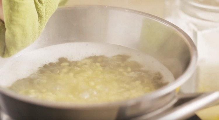 Couscous in Salzwasser kochen.