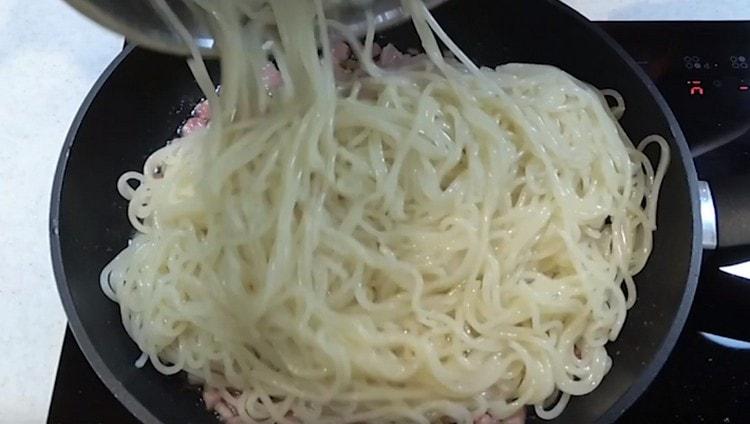 Разстиламе почти готови спагети в тигана.