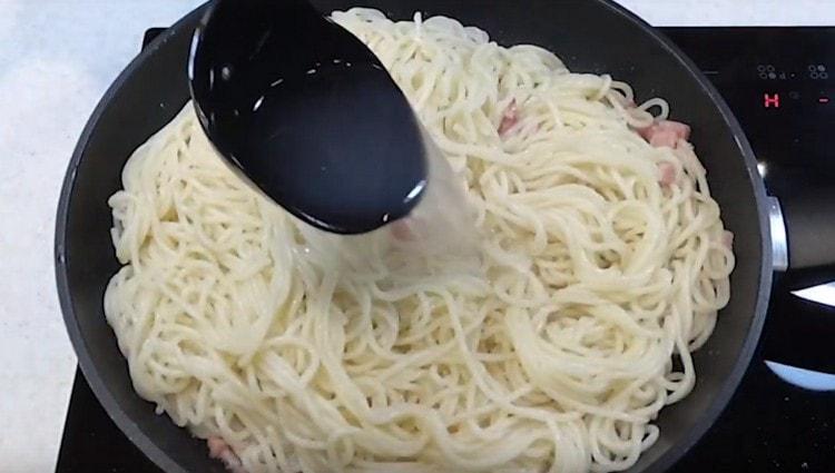 Fügen Sie Wasser der Paste hinzu, in der Spaghetti gekocht wurden.
