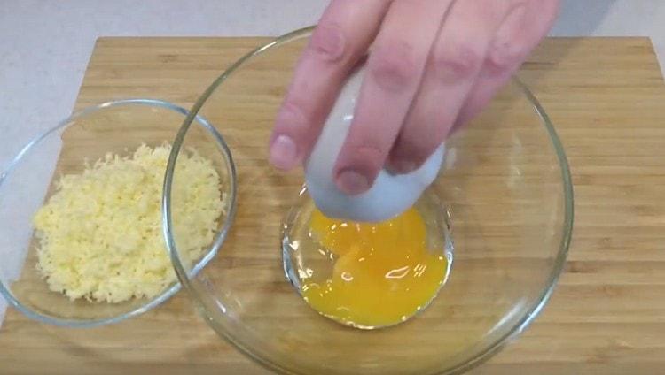 Gießen Sie das Ei und zwei weitere Eigelb in die Schüssel.