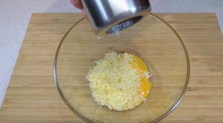 Mescolare le uova con formaggio, sale e pepe.